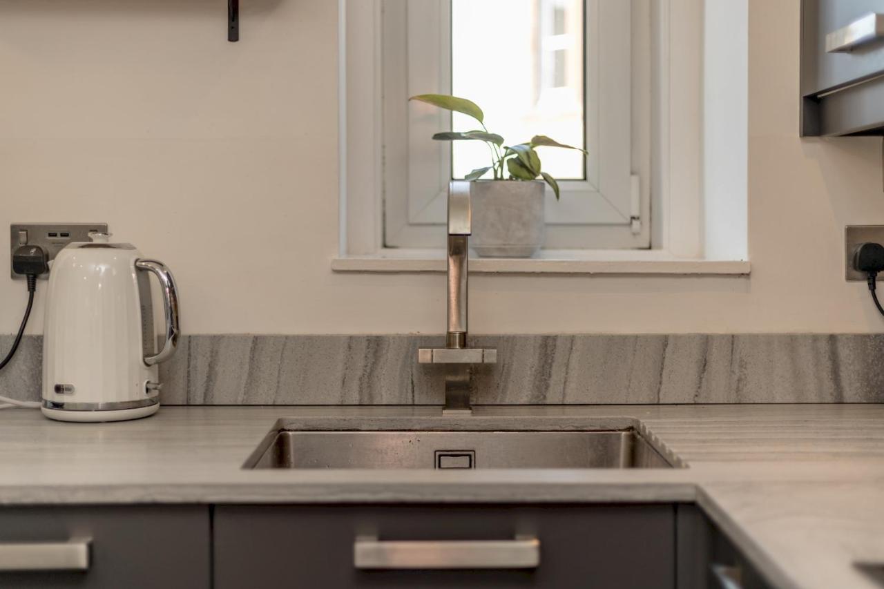 Pass The Keys Stunning 3 Bed Loft Style Apt With Free Parking Единбург Екстер'єр фото